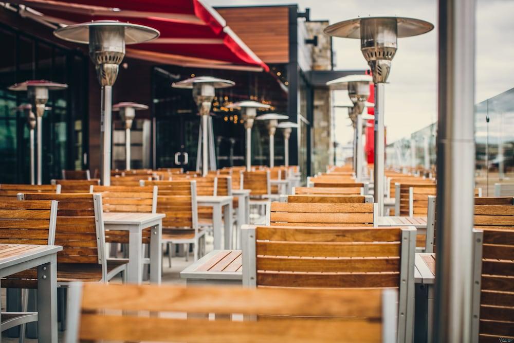 Otl Gouverneur Chicoutimi Exteriér fotografie Patio heaters at a restaurant