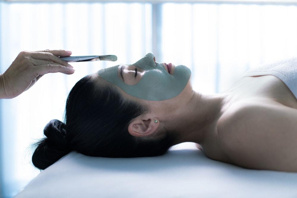 Otl Gouverneur Chicoutimi Exteriér fotografie A woman with a facial mask