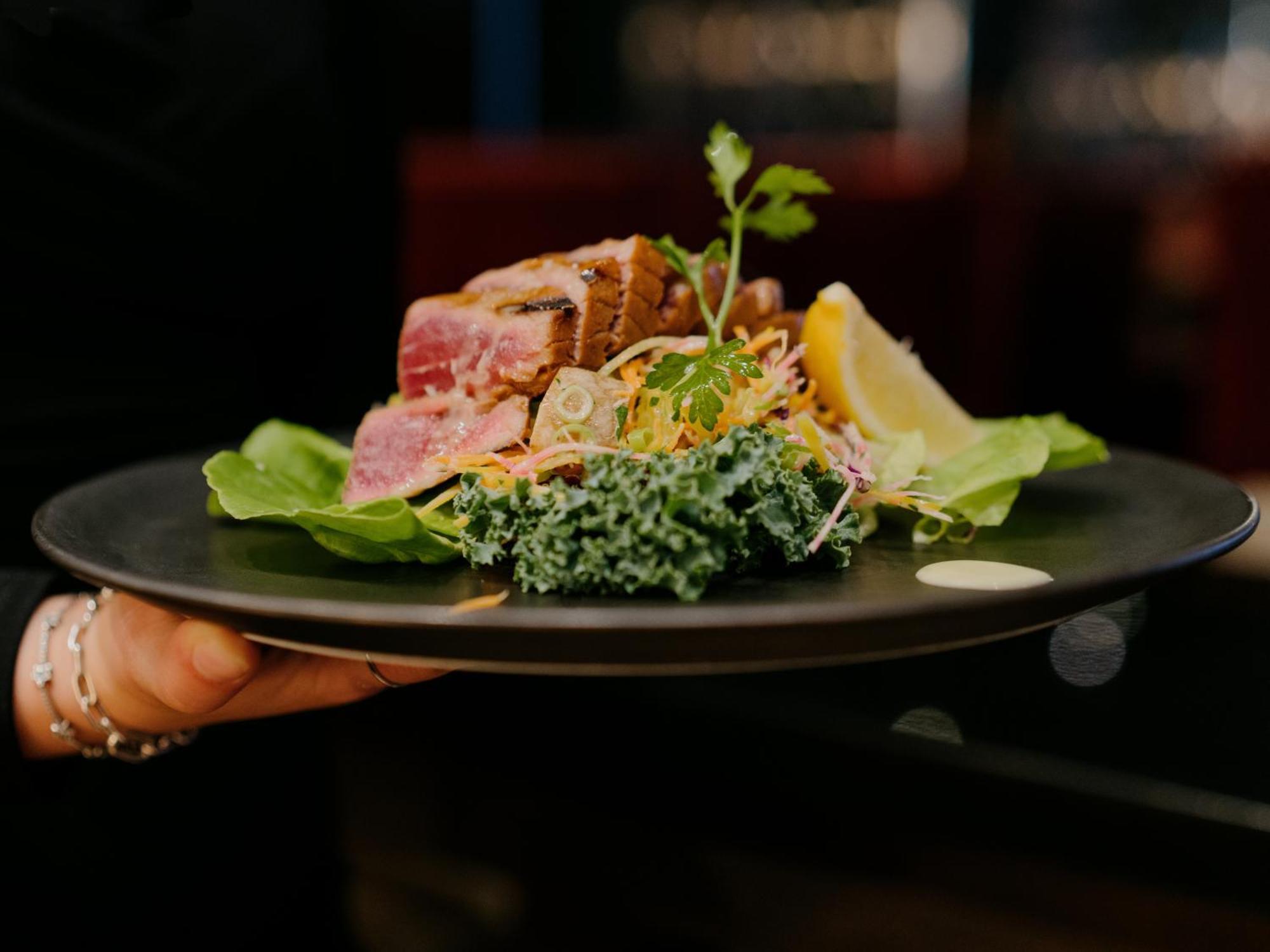 Otl Gouverneur Chicoutimi Exteriér fotografie A salad