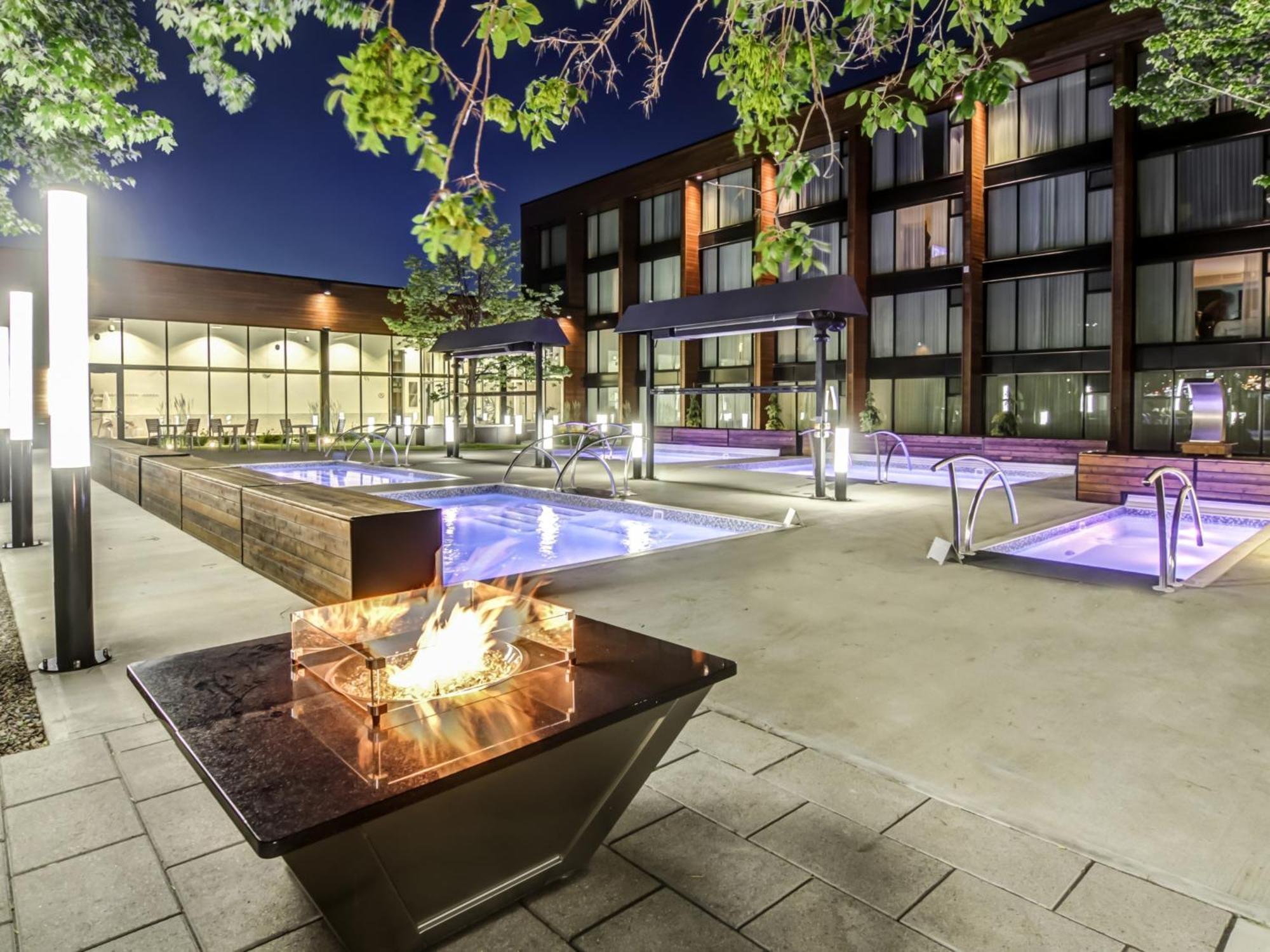 Otl Gouverneur Chicoutimi Exteriér fotografie The outdoor spa at the Hotel