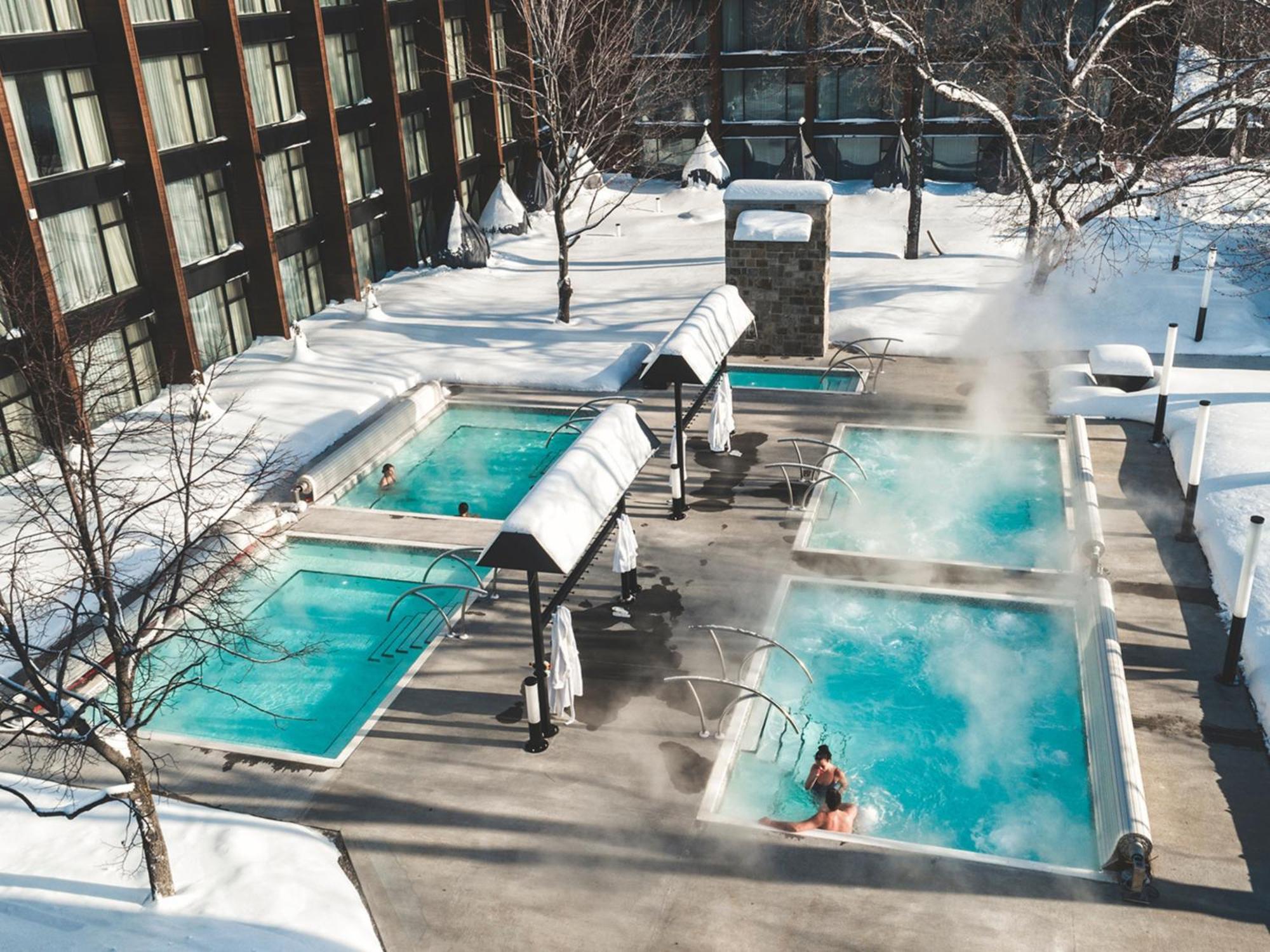 Otl Gouverneur Chicoutimi Exteriér fotografie Outdoor hot springs at the Hotel Okura, Hakkōda, Sendai, Japan