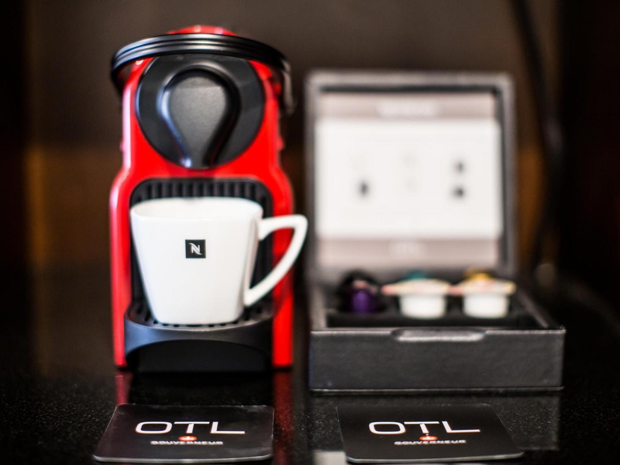 Otl Gouverneur Chicoutimi Exteriér fotografie A Nespresso Inissia coffee machine