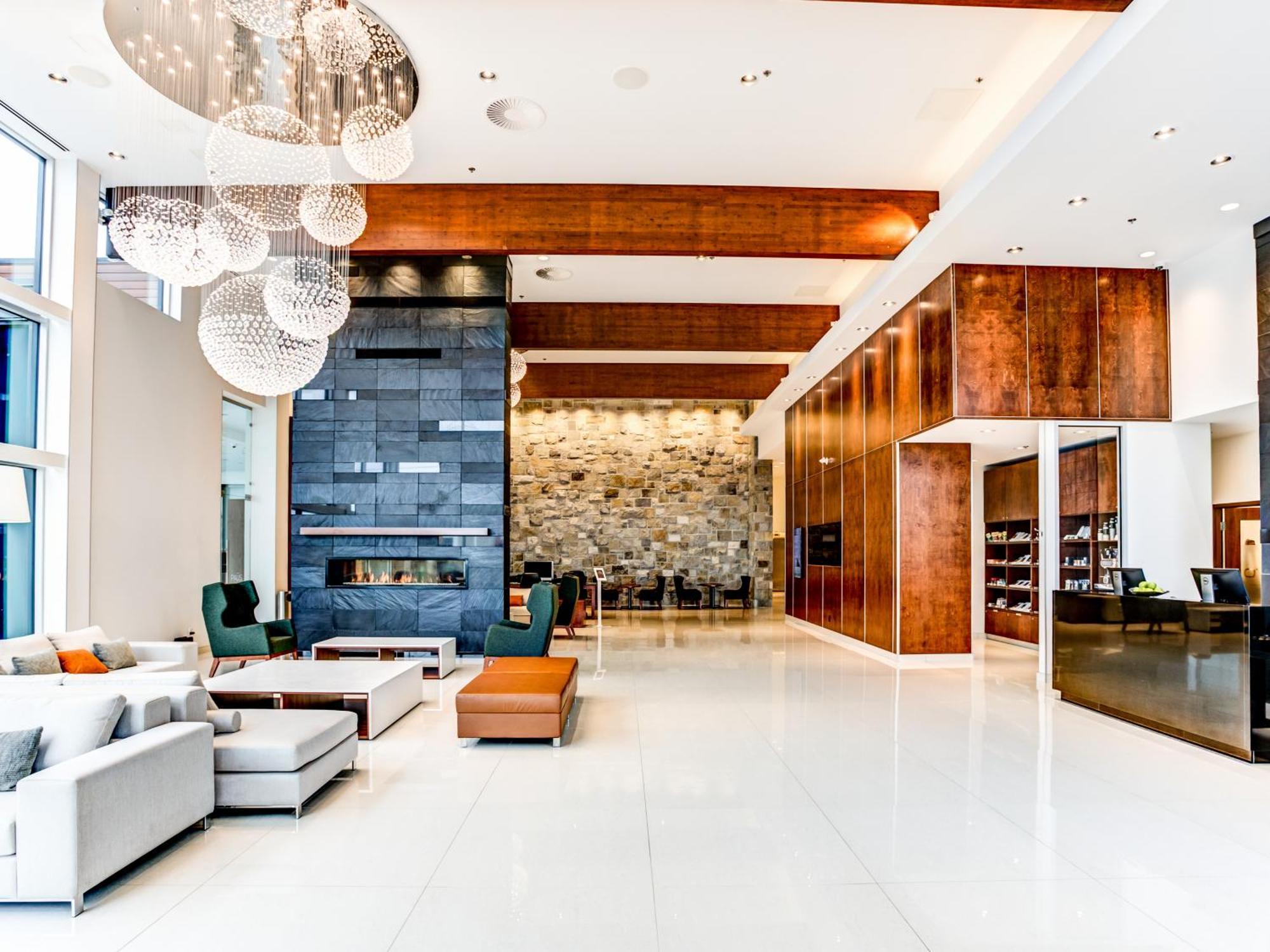 Otl Gouverneur Chicoutimi Exteriér fotografie The lobby of the Ritz-Carlton, Downtown, Los Angeles
