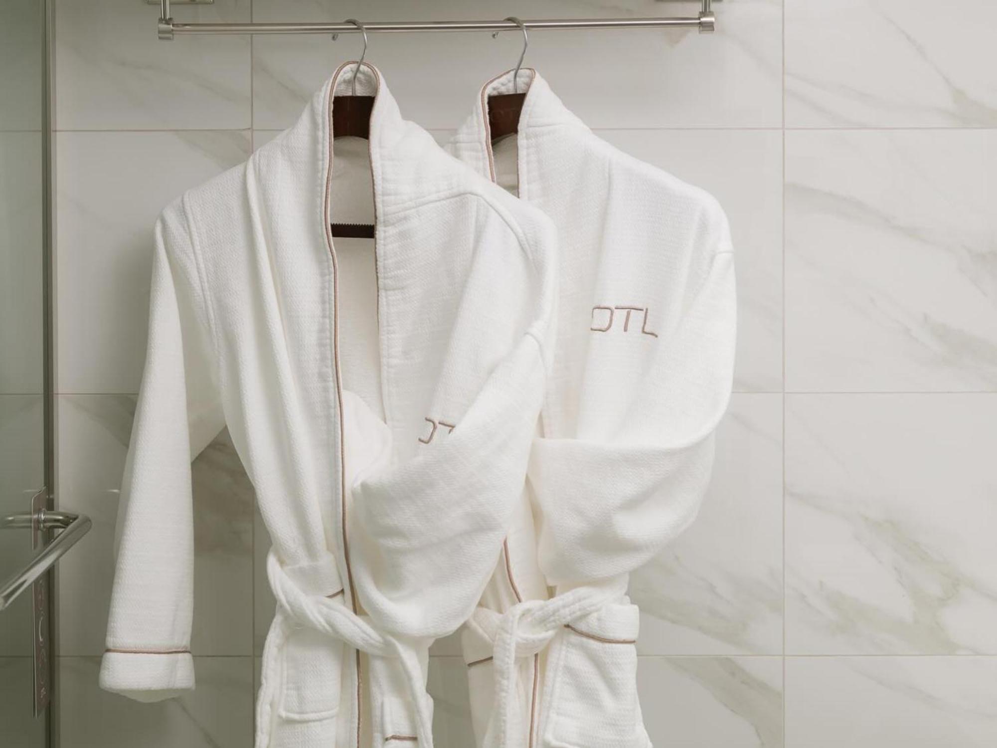 Otl Gouverneur Chicoutimi Exteriér fotografie Bathrobes