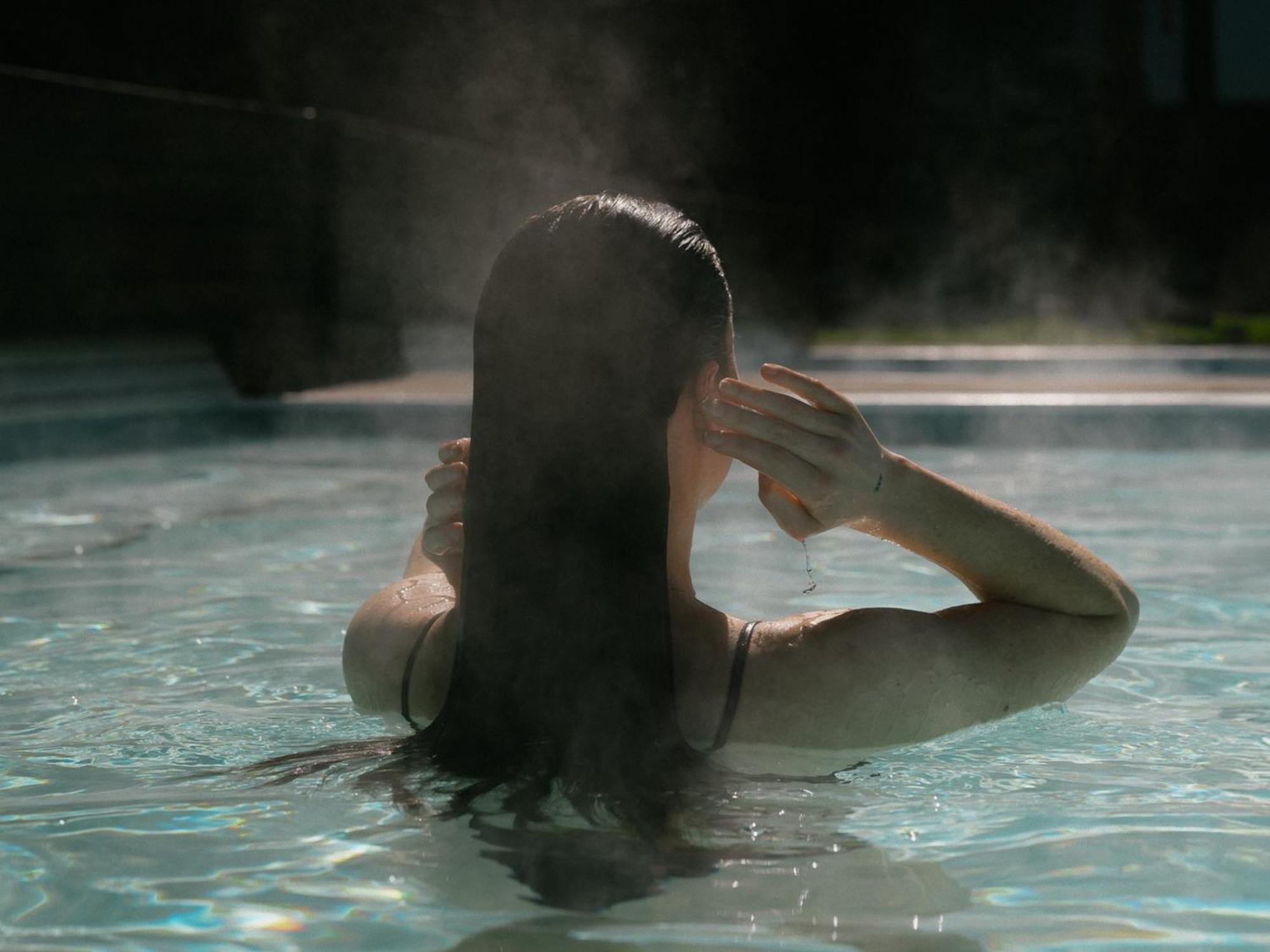 Otl Gouverneur Chicoutimi Exteriér fotografie A woman bathing in a hot spring